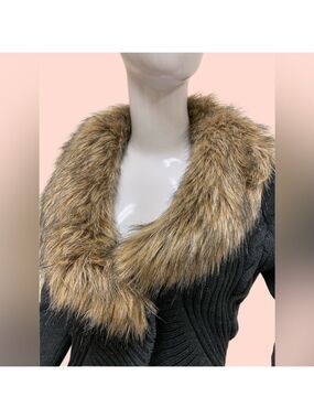 Women’s sweater Venue Black with removable faux fur Size Small